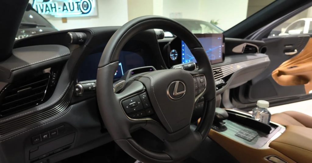Lexus LS 2025